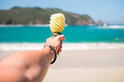 selektiv, fokus fotografie, Person, halten, Obst, Strand, flach, Foto, Gelb, Ananas, Meer, Sand, Urlaube, Sommer-, Küste, Natur, tropisches Klima, draußen, Menschen, Entspannung, menschliche Hand, Blau, Reise, Eistüte, gefrorenes Essen, menschliches Körperteil, Eis, Hand, Wasser, Kegel, eine Person, Ausflug, Land, Süßes Essen, Milchprodukt, Urlaub, Tag, Versuchung, Finger, 1080P, CC0, gemeinfrei, lizenzfrei
