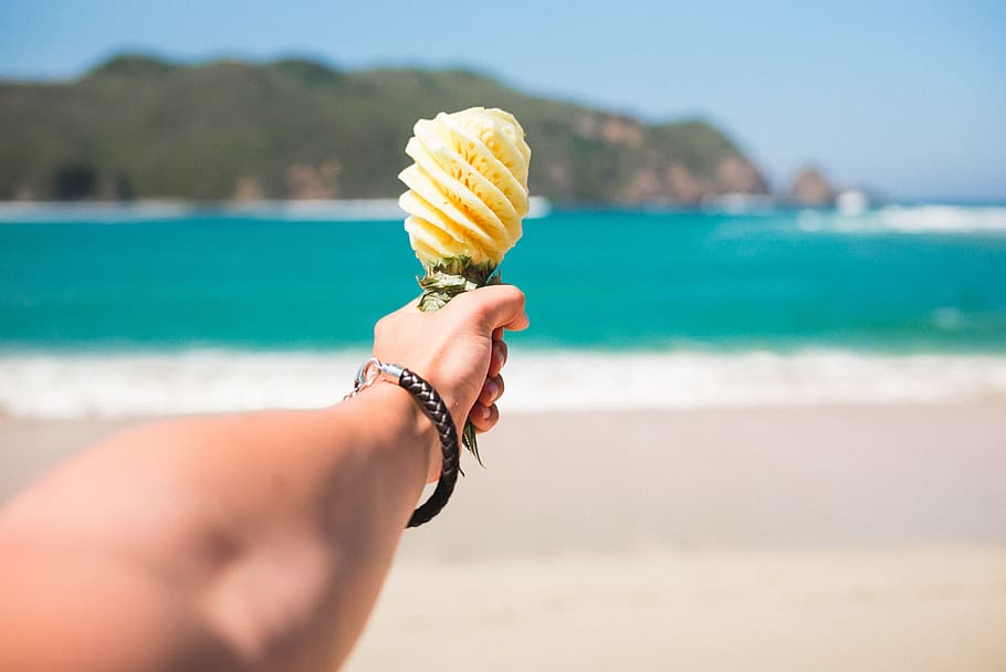 selektiv, fokus fotografering, person, bedrift, frugt, strand, overfladisk, Foto, gul, ananas, hav, sand, ferier, sommer, kystlinje, natur, tropisk klima, udendørs, mennesker, lempelse, menneskelig hånd, blå, rejse, Isvaffel, frosne fødevarer, menneskelig kropsdel, is, hånd, vand, kegle, en person, jord, sødt mad, mejeriprodukt, ferie, dag, fristelse, finger, 1080P