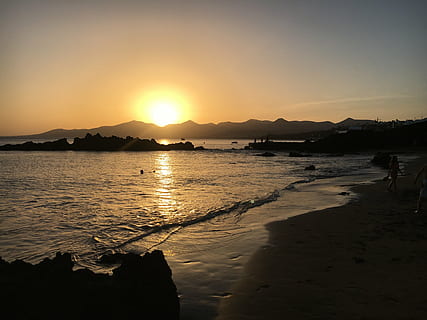 Sonnenuntergang, Lanzarote, Strand, Wasser, Himmel, Schönheit in der Natur, Meer, Berg, Szenen - Natur, Ruhe, ruhige Szene, Reflexion, Land, Silhouette, Natur, Sonnenlicht, idyllisch, orange Farbe, Sonne, Gebirge, draußen, keine Leute, 4K, CC0, gemeinfrei, lizenzfrei