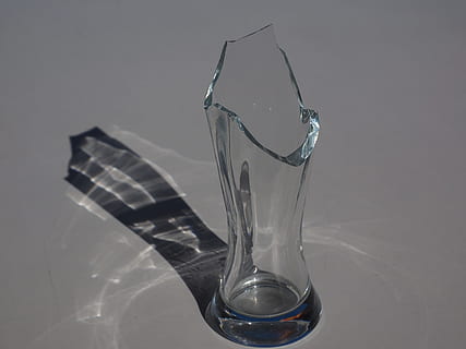 vidro, quebrado, afiado, cortar, apontou, quebra de vidro, tiro do estúdio, ninguém, bebida, comida e bebida, copo de bebida, fechar-se, vidro - material, dentro de casa, transparente, equipamento doméstico, ainda vida, agua, fundo cinza, mesa, focar em primeiro plano, refresco, natureza, cinzento, 4K, CC0, domínio público, royalty free