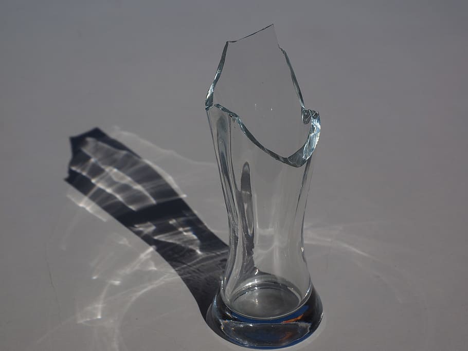 glas, gået i stykker, skarp, skære, spidst, glasbrud, studio skud, ingen mennesker, drikke, mad og drikke, drikkeglas, tæt på, glas - materiale, indendørs, gennemsigtig, husholdningsudstyr, stilleben, vand, grå baggrund, bord, fokus på forgrunden, forfriskning, natur, grå, 4K