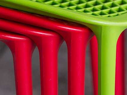 sedia, pila, rosso, verde, plastica, mucchio, design, mobilia, decorazione, modello, astratto, modanatura, all'aperto, sedersi, seduta, colore verde, avvicinamento, nessuno, verdura, in casa, girato in studio, gruppo di oggetti, colore vibrante, cibo e bevande, contenitore, vista dall'alto, multicolore, natura morta, gruppo medio di oggetti, cibo, freschezza, acqua, 4K, CC0, dominio pubblico, privo di copyright