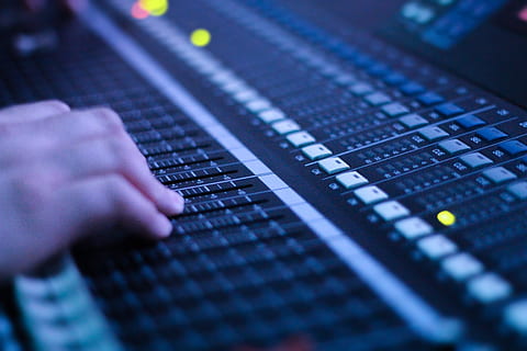 audio konzole, hudba, elektronika, Zvuk, lidské ruky, technologie, ruka, zvukový mixér, Zařízení pro záznam zvuku, část lidského těla, studio, audio zařízení, řízení, selektivní zaměření, míchání, detail, uvnitř, jedna osoba, nahrávací studio, hluk, sdělení, umělecká kultura a zábava, prst, elektrické zařízení, rádiová stanice, rocková hudba, 2K, CC0, veřejná doména, bez autorských práv