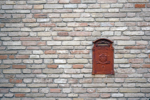 rettangolare, Marrone, di legno, cassetta della posta art, posta, lettere, e-mail, parete, corrispondenza, comunicazione, marketing, pubblicità, social networks, scatola, cassetta postale, pietre, Sassi, sfondo, struttura, invio di lettere, spedizione, ricezione, accedere, design, di moda, stile, moderno, minimo, semplice, inviare, rete internet, Facebook, Rete, pulsante, lettera, la rete, lumaca, mezzi di comunicazione, sociale, icone, icona, tecnologia, antico, ruggine, arrugginito, diapositiva, lavoro, grafica, computer, web, senza fili, mattone, caratteristica della parete, muro di mattoni, struttura costruita, nessuno, architettura, modello, giorno, rosso, all'aperto, strutturato, esterno dell'edificio, vecchio, sfondi, fotogramma intero, solido, muro di pietra, 5K, CC0, dominio pubblico, privo di copyright