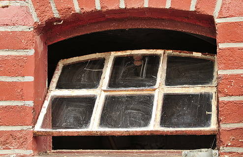 Fenster, Fenster installieren, Bauernhof, alt, gebaute Struktur, die Architektur, Gebäudehülle, Backstein, Tag, keine Leute, Wandbau - Funktion, Ziegelwand, Wand, draußen, Flachwinkelansicht, Gebäude, Bogen, rot, Nahansicht, die Vergangenheit, Geschichte, braun, Fensterrahmen, 4K, CC0, gemeinfrei, lizenzfrei