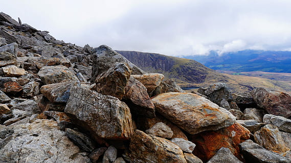 klipper, bjerge, skyer, landskab, udsigt, natur, stenene, klippe, solid, rock-objekt, sky - himmel, himmel, miljø, bjerg, scenics - natur, skønhed i naturen, jord, ingen mennesker, bjergkæde, dag, udendørs, sten - objekt, ro, fjern, nåletræ, 5K, CC0, offentligt domæne, royaltyfrie