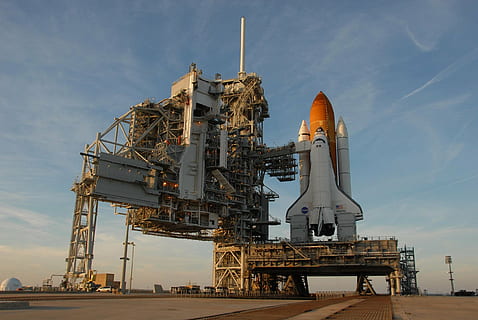 wit, oranje, ruimteschip, dag, foto, Atlantis Space Shuttle, uitrollen, lanceerplatform, pre-launch, astronaut, missie, exploratie, raket, vlucht, architectuur, ingebouwde structuur, hemel, industrie, buitenkant van het gebouw, natuur, vervoer, buitenshuis, geen mensen, machinerie, kraan - bouwmachines, reizen, wijze van transport, wolk - lucht, lage hoekweergave, metaal, groot hoog, toren, bouwindustrie, 1080P, CC0, publiek domein, royaltyvrij