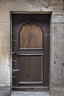 porta, entrada, vell, fusta, porta vella, entrada de la casa, portes, porta principal, rang d’entrada, paret de pedra, marc, tancat, material de fusta, seguretat, arquitectura, estructura construïda, exterior de l'edifici, cap gent, edifici, protecció, dia, casa, funció de construcció de parets, a l'aire lliure, paret, resistent, 2K, CC0, domini públic, lliure de regalies