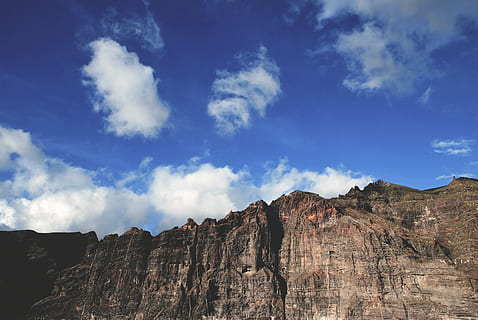 braun, Berg, tagsüber, Strandlandschaft, blauer Himmel, Wolken, Wolkengebilde, bewölkter Himmel, Küste, Küstenberge, Landschaft, Berge, Natur, Rock, Himmel, wolke - himmel, Rock - Objekt, szenen, keine Leute, Tag, draußen, Wüste, Felsformation, Szenen - Natur, solide, Nicht-städtische Szene, Reiseziele, Schönheit in der Natur, ruhige Szene, Reise, Geologie, Ruhe, Umgebung, Flachwinkelansicht, Gebirge, Formation, erodiert, dramatische Landschaft, Klima, trockenes Klima, geschichtet, 4K, CC0, gemeinfrei, lizenzfrei