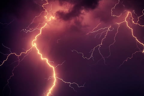 foto di lasso di tempo, fulmine, fulmine giallo, cielo, tempesta, nube, notte, buio, viola, tempo metereologico, tuono, luce, splendore, temporale, drammatico, cielo notturno, striscia di fulmini, nuvola - cielo, potere in natura, energia, bellezza nella natura, segnale di pericolo, elettricità, nessuno, combustibile e produzione di energia, comunicazione, natura, ambiente, cartello, cielo drammatico, nuvola temporalesca, tempo estremo, Alimentazione elettrica, infausto, meteorologia, 2K, CC0, dominio pubblico, privo di copyright