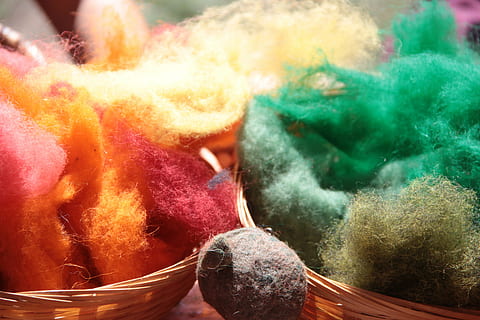 lana, colore, soffice, multicolore, movimento, fumo - struttura fisica, in casa, tessile, avvicinamento, nessuno, rosso, celebrazione, concentrarsi sulle conoscenze acquisite, cultura artistica e intrattenimento, godimento, creatività, cipria, giallo, emozione, holi, 5K, CC0, dominio pubblico, privo di copyright