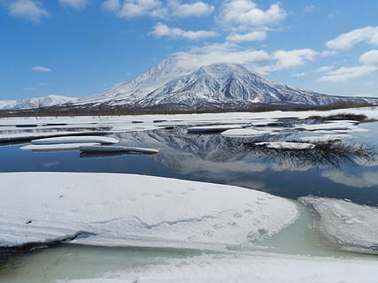 vulkan, sø, flod, afspejling, bjerge, landskab, natur, Kamchatka, vand, sne, vinter, åbent rum, is, snefnug, ro, skyer, kold temperatur, skønhed i naturen, scenics - natur, rolig scene, himmel, bjerg, sky - himmel, Frosset, ingen mennesker, dag, snedækket bjerg, idyllisk, udendørs, flyder på vandet, isbjerg, bjergtop, smeltning, 1080P, CC0, offentligt domæne, royaltyfrie