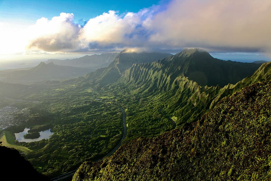 Grün, Baum, Berg, Antenne, Fotografie, Gebirge, Tal, Gipfel, Gras, See, Lagune, blauer Himmel, Wolken, Sonnenaufgang, Haiku-Treppe, Hawaii, Himmel, wolke - himmel, Szenen - Natur, Schönheit in der Natur, Umgebung, Landschaft, Natur, Ruhe, Nicht-städtische Szene, ruhige Szene, Pflanze, Land, keine Leute, draußen, High Angle View, Tag, idyllisch, Bergrücken, 4K