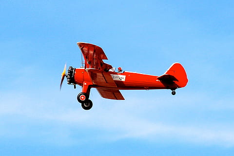 rosso, nero, foto dell'aereo, rosso e nero, aereo, foto, biplano, vecchi tempi, aerei, elica, volare, aviazione, pilota, volante, blu, veicolo aereo, mezz'aria, mezzi di trasporto, cielo, modo di trasporto, movimento, natura, in movimento, cielo sereno, nessuno, singolo oggetto, militare, copia spazio, giorno, aereo elica, all'aperto, industria aerospaziale, 2K, CC0, dominio pubblico, privo di copyright