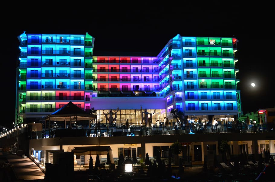 Truthahn, Abendlicht, Licht, Gebäude, Gebäude, Nacht-, beleuchtet, Kunst, Kultur und Unterhaltung, die Architektur, Gebäudehülle, Stadt, gebaute Struktur, Reiseziele, Stadt leben, Nachtleben, Reflexion, keine Leute, Lichtanlage, Geschäft, draußen, Bürogebäude außen, modern, Natur, Wolkenkratzer, Luxus, 5K