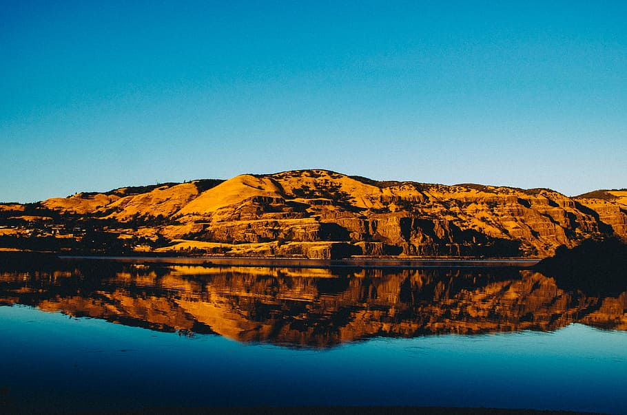 Brun, jord, legeme, vand, blå, himmel, refleksionsfotografering, rock formation, afspejling, refleksion i vand, skyline, sø, blå himmel, landskab, bakke, flod, solnedgang, natur, skønhed i naturen, ro, scenics - natur, rolig scene, skyfri himmel, ingen mennesker, miljø, bjerg, kopiere plads, udendørs, efterår, eroderet, 4K