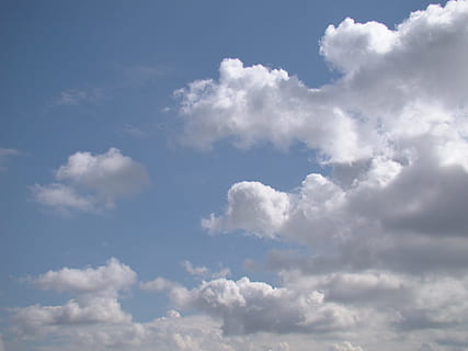 Himmelblau, Wolken, Kumulus, Tag, Himmel, Blau, wolke - himmel, Wetter, Hintergründe, Wolkengebilde, Natur, Schönheit in der Natur, Wind, Szenen - Natur, bedeckt, Umgebung, Atmosphäre, weiße Farbe, keine Leute, Ruhe, idyllisch, flauschige, Sonnenlicht, draußen, Meteorologie, Weichheit, Klima, hell, 2K, CC0, gemeinfrei, lizenzfrei