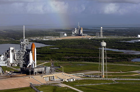 wit, oranje, raket, grijs, metalen gebouw, raket lancering, lanceerplatform, Onderzoek, ontwikkeling, John F. Kennedy Space Center, ruimtehaven, start voorbereiding, luchthaven, vliegtuig, vervoer, startbaan van de luchthaven, luchtvoertuig, commercieel vliegtuig, architectuur, ingebouwde structuur, buitenkant van het gebouw, water, wijze van transport, hemel, wolk - lucht, toren, gebouw, natuur, dag, reizen, stad, reisbestemmingen, geen mensen, buitenshuis, Luchtvaartindustrie, 2K, CC0, publiek domein, royaltyvrij