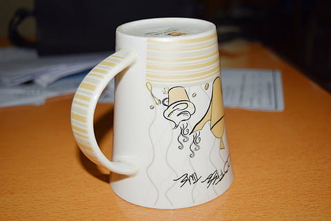 esmorzar, cafè, te, tassa buida, tassa, creativitat, taula, a l'interior, cap gent, centrar-se en primer pla, natura morta, primer pla, art i artesania, representació, paper, tassa de cafè, dibuix - producte artístic, representació animal, material de fusta, contenidor, disseny, menjar i beguda, interior de casa, patró, 1080P, CC0, domini públic, lliure de regalies
