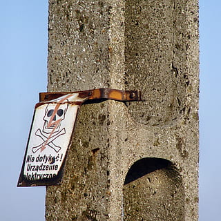 power pole, ikke røre, apparat, elektrisk, strøm, pol, spænding, teknologi, meddelelse, skilt, dag, tekst, ingen mennesker, natur, vestlige script, bygget struktur, arkitektur, sollys, murbygningsfunktion, metal, himmel, rusten, udendørs, tæt på, lav vinkel visning, Information, advarselsskilt, informationsskilt, 1080P, CC0, offentligt domæne, royaltyfrie