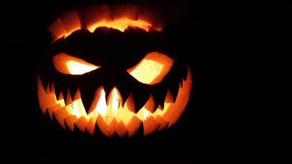jack o lantern, pompoen, halloween, viering, Oranje kleur, jack o 'lantern, nacht, zwarte achtergrond, eten en drinken, voedsel, studio opname, antropomorf, antropomorf gezicht, gezicht, verlicht, geen mensen, spookachtig, binnenshuis, creativiteit, detailopname, 4K, CC0, publiek domein, royaltyvrij
