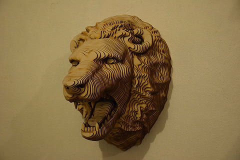Kopf, Löwe, Baum, Tiere, Wand, lebende Natur, zeitgenössische Kunst, Exposition, drinnen, Wandbau - Funktion, Muster, Studioaufnahme, Gelb, Kunst und Handwerk, Kreativität, texturiert, farbiger Hintergrund, Nahansicht, Tier, Kunst, die Architektur, Tierthemen, keine Leute, kopieren sie platz, Darstellung, einzelnes Objekt, Tierwelt, Design, 4K, CC0, gemeinfrei, lizenzfrei