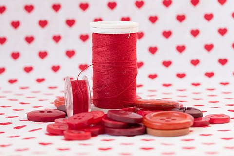zwei, rot, Fäden, Tasten, Faden, orb, Nähen, Material, Textil-, Spindel, Herz, Herzen, keine Leute, Nahansicht, drinnen, Muster, Essen und Trinken, Süßes Essen, Stillleben, Süßigkeiten, Süss, Tasse, große gruppe von gegenständen, Tabelle, Stapel, Lebensmittel, weiße Farbe, selektiver Fokus, Tischdecke, Papier-, Fokus auf den Vordergrund, Valentinstag - Urlaub, 4K, CC0, gemeinfrei, lizenzfrei