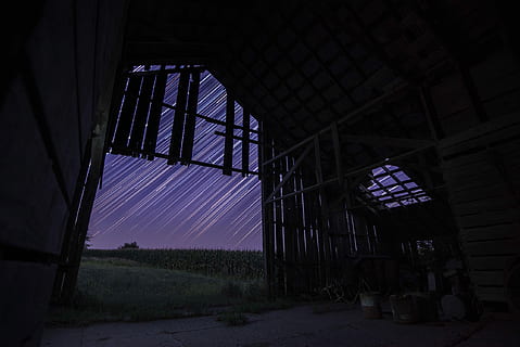 lungo, esposizione, stelle, Marrone, di legno, Casa, ore notturne, fienile, campo frontale, cielo, stella, sera, lunga esposizione, architettura, struttura costruita, in casa, abbandonato, nessuno, stanza domestica, costruzione, Inquadratura dal basso, obsoleto, natura, corri giù, danneggiato, finestra, giorno, industria, edificio agricolo, metallo, deterioramento, soffitto, viola, 2K, CC0, dominio pubblico, privo di copyright