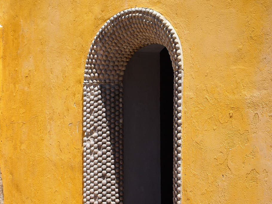 porta, d'entrada i sortida, vell, portal, arc, entrada, sortida, groc, primer pla, cap gent, dia, a l'aire lliure, estructura construïda, arquitectura, funció de construcció de parets, metall, exterior de l'edifici, patró, textura, llum solar, forma, paret, seguretat, marc complet, ornamentat, 2K