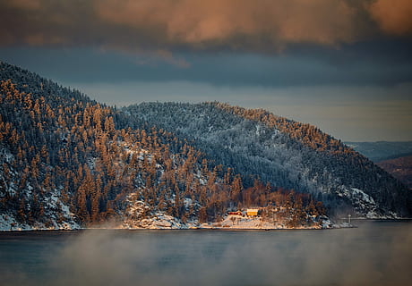 landskapsfotografering, øy, hus, kropp, vann, omgitt, trær, fjell, sollys, fjellsiden, skyer, innsjø, naturskjønnhet - natur, skjønnhet i naturen, himmel, natur, tre, solnedgang, høst, ro, kaldtemperatur, rolig scene, landskap, ingen folk, refleksjon, sky - himmel, anlegg, utendørs, endring, 2K, CC0, offentlig domene, opphavsrett gratis