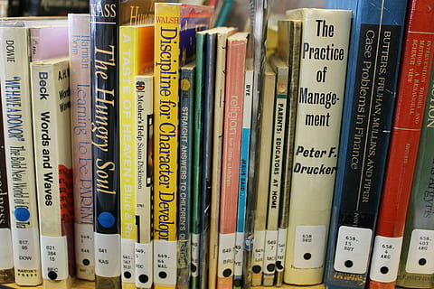 biblioteca, coneixement, biblioteques acadèmiques, llibres, prestatge, llibre, aprenentatge, a l'interior, educació, recerca, publicació, cap gent, primer pla, variació, elecció, text, prestatge per a llibres, nombre, gran grup d'objectes, multicolor, natura morta, abundància, literatura, guió occidental, comunicació, costat a costat, 5K, CC0, domini públic, lliure de regalies