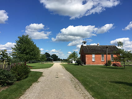 himmel, sti, murstein, hus, landskap, Sky, blå, landsbygda, solfylt, land, sky - himmel, anlegg, tre, bygget struktur, arkitektur, bygge eksteriør, bygning, natur, vei, retning, gress, dag, veien forover, felt, sollys, grønn farge, ingen folk, utendørs, 2K, CC0, offentlig domene, opphavsrett gratis