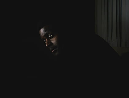 hombre en la oscuridad, foto, hombre, vistiendo, negro, parte superior, sombra, oscuro, ligero, ojo, frío, retrato, una persona, disparo a la cabeza, mirando a la cámara, adentro, copia espacio, fondo negro, adulto, parte del cuerpo, foto de estudio, grave, cuarto doméstico, adulto medio, cara humana, parte del cuerpo humano, vista frontal, adulto joven, emoción, contemplación, depresión - tristeza, 5K, CC0, dominio público, libre de derechos