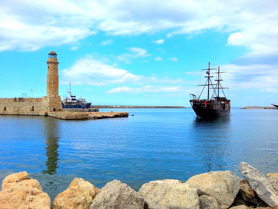 creta, rethymno, vaixell, aigua, cel, núvol - cel, vaixell nàutic, arquitectura, transport, mar, estructura construïda, naturalesa, dia, cap gent, manera de transport, exterior de l'edifici, a l'aire lliure, terra, torre, reflexió, platja, veler, 1080P