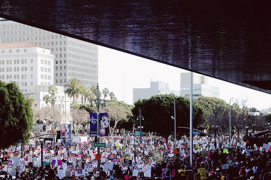 dav, lidé, beton, budov, během dne, skupina, průvod, pochod žen, Los Angeles, protest, politický, společenství, sociální spravedlnost, městské scény, městský život, město, exteriér budovy, strom, velká skupina lidí, architektura, den, stavba, rostlina, skupina lidí, Příroda, skutečných lidí, ženy, venku, muži, budova, dospělý, květ, ulice, 5K