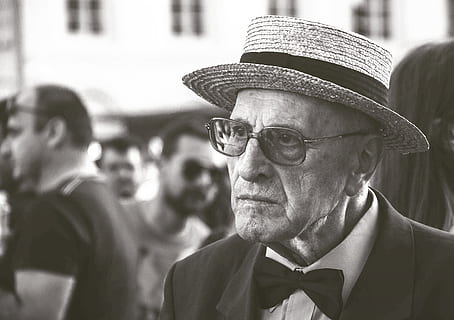 detailní fotografie, muž, nošení, smoking, slaměný klobouk, letitý, starší, makro, starý, osoba, portrét, čepice, muži, starší dospělý, oblečení, dospělý, samci, starší muži, střela do hlavy, životního stylu, lidé, brýle, hledá, koukal, architektura, podnikání, zralí muži, vláda, rozjímání, 4K, CC0, veřejná doména, bez autorských práv