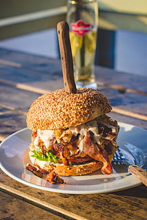 chleb, jedzenie, płyta, kanapka, burger, ser, pyszne, fast food, posiłek, mięso, jedzenie i picie, niezdrowe jedzenie, świeżość, Gotowy do jedzenia, stół, Hamburger, zbliżenie, martwa natura, Wielkość porcji, skupić się na pierwszym planie, żadnych ludzi, pokusa, wyrozumiałość, kok, przekąska, 5K, CC0, domena publiczna, darmowe zdjęcia