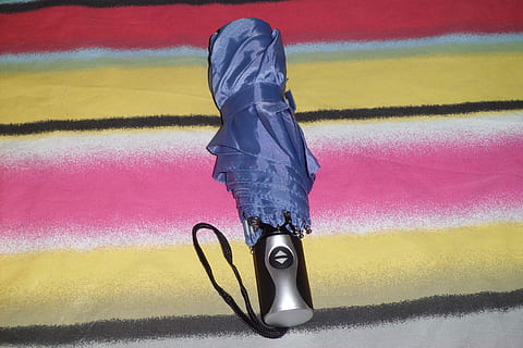 parasole, blu, parasole, blu, giallo, multicolore, gamba umana, sezione bassa, avvicinamento, in casa, una persona, persone reali, stili di vita, parte del corpo umano, scarpa, parte del corpo, giorno, arte e artigianato, tessile, abbigliamento casual, lunghezza intera, attività di svago, a piedi, all'aperto, jeans, 4K, CC0, dominio pubblico, privo di copyright