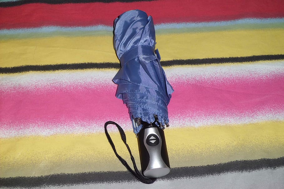 parasole, blu, parasole, blu, giallo, multicolore, gamba umana, sezione bassa, avvicinamento, in casa, una persona, persone reali, stili di vita, parte del corpo umano, scarpa, parte del corpo, giorno, arte e artigianato, tessile, abbigliamento casual, lunghezza intera, attività di svago, a piedi, all'aperto, jeans, 4K