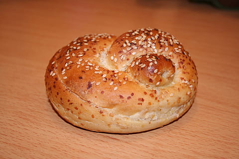 chléb, drdol, jídlo, sezam, svěžest, snídaně, hnědý, dřevo - materiál, bagel, Svačina, gurmán, jídlo a pití, pečený, detail, nikdo, semínko, stůl, blahobyt, sezamové semínko, stálý život, uvnitř, Zdravé stravování, domácí výroba, připraven jíst, 2K, CC0, veřejná doména, bez autorských práv