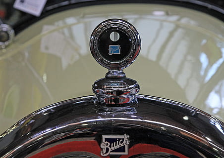 Oldtimer, Buick, altes Auto, Auto Mantel, Mantel, coole Figur, Nahansicht, keine Leute, drinnen, Tag, Fokus auf den Vordergrund, Metall, Reflexion, Transport, Transportmittel, glänzend, Motorrad, Nummer, Glas - Material, Kommunikation, Landfahrzeug, Fahrrad, Stillleben, silberfarben, transparent, Chrom, 4K, CC0, gemeinfrei, lizenzfrei