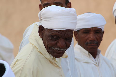 Nomade, Berber, Marokko, älterer Erwachsener, Männer, Religion, Erwachsene, traditionelle Kleidung, ältere Männer, Glauben, Menschen, Porträt, Spiritualität, Kopfschuss, Tag, zwei Menschen, Zusammengehörigkeit, Kleidung, Fokus auf den Vordergrund, reife Männer, 5K, CC0, gemeinfrei, lizenzfrei