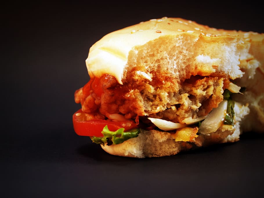 pa, menjar, entrepà, vedella, bun, hamburguesa, formatge, cheeseburger, primer pla, colorit, deliciós, menjar ràpid, greix, a la graella, enciam, macro, carn, llavors de sèsam, solter, berenar, saborós, tomàquet, vegetals, tir de l'estudi, menjar i beguda, a l'interior, llest per menjar, menjar poc saludable, frescor, fons negre, fregit, condiment, cap gent, maionesa, treureu menjar, salsa, 2K