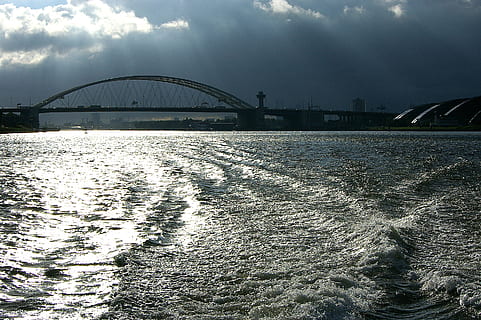 Reno, fiume, ponte, attuale, Olanda, acqua, spedizione, nuvole, temporale, buio, minaccioso, luce posteriore, scintillare, onda, architettura, ponte - struttura fatta dall'uomo, struttura costruita, cielo, nuvola - cielo, connessione, lungomare, natura, mezzi di trasporto, giorno, nessuno, esterno dell'edificio, all'aperto, movimento, ponte ad arco, 2K, CC0, dominio pubblico, privo di copyright