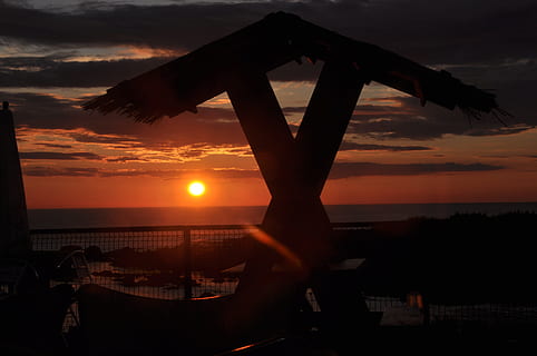 posta de sol, Sol ponent, sol de tarda, cel, aigua, mar, color taronja, núvol - cel, sol, bellesa a la natura, escenics - natura, naturalesa, silueta, tranquil·litat, horitzó, cap gent, horitzó sobre l’aigua, escena tranquil·la, arquitectura, raig de sol, transport, 4K, CC0, domini públic, lliure de regalies