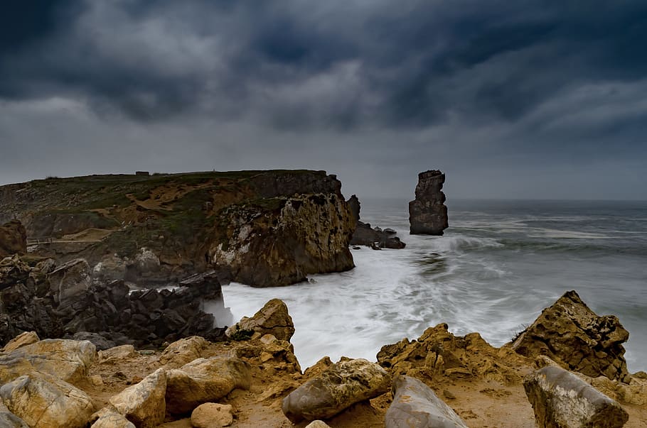 costa, oceano, scogliere, mare, onda dell'oceano, paesaggio marino, riva, panoramico, sfondo oceano, paesaggio naturale, onda d'acqua, cielo scuro, roccia, roccia - oggetto, solido, acqua, cielo, nuvola - cielo, spiaggia, bellezza nella natura, scenics - natura, terra, formazione rocciosa, natura, movimento, orizzonte sull'acqua, orizzonte, la tranquillità, nessuno, all'aperto, costa rocciosa, 4K