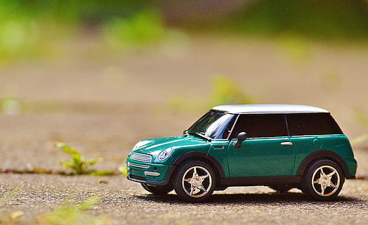 Grün, Mini Cooper Modell, Auto, Modell-, Fahrzeug, Mini, Landfahrzeug, Mini Cooper, Transport, John Cooper arbeitet, Kompaktwagen, Niederquerschnittsreifen, Rad, draußen, Rad gut, Stoßdämpfer, BMW, Straße, Retro-Stil, Rückspiegel, Geschwindigkeit, Geländewagen, Transportart, Fahren, altmodisch, 4x4, Transportmittel, Kraftfahrzeug, Spielzeug, Spielzeugauto, Oldtimer, Kindheit, Fokus auf den Vordergrund, Tag, grüne Farbe, Natur, selektiver Fokus, klein, 4K, CC0, gemeinfrei, lizenzfrei