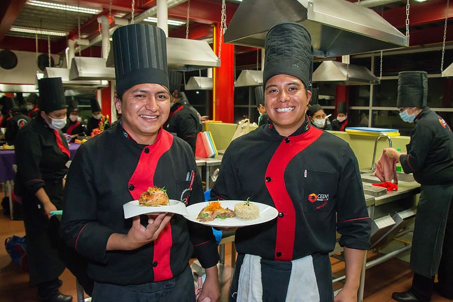 gastronomia, escola, estudiants, mirant la càmera, retrat, somrient, adult madur, vista frontal, mig adult, restaurant, menjar i beguda, menjar, felicitat, negocis, homes, grup de persones, menjar poc saludable, adult, persones reals, emoció, gent, menjar ràpid, roba, dones, pizza, uniforme, 5K