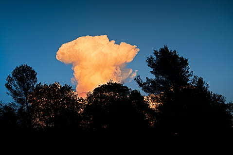 himmel, Sky, solnedgang, cumulus, tusmørke, penumbra, træer, vejr, lys, træ, plante, brænding, natur, sky - himmel, røg - fysisk struktur, ild, brand - naturligt fænomen, ingen mennesker, silhuet, advarselsskilt, Skov, ulykker og katastrofer, skilt, miljø, flamme, forurening, blå, varme - temperatur, luftforurening, 4K, CC0, offentligt domæne, royaltyfrie