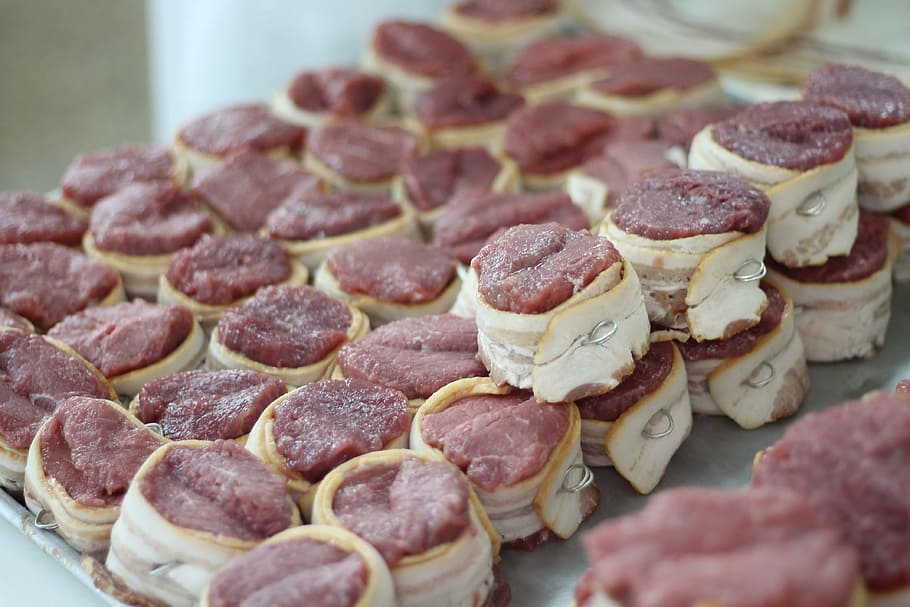 mignon, bistec, carn, menjar i beguda, menjar, frescor, a l'interior, primer pla, natura morta, gran grup d'objectes, salami, carn processada, enfocament selectiu, cap gent, menjar dolç, salsitxa, abundància, tall, carn de porc, llest per menjar, producte diari, temptació, berenar, menjar francès, 4K